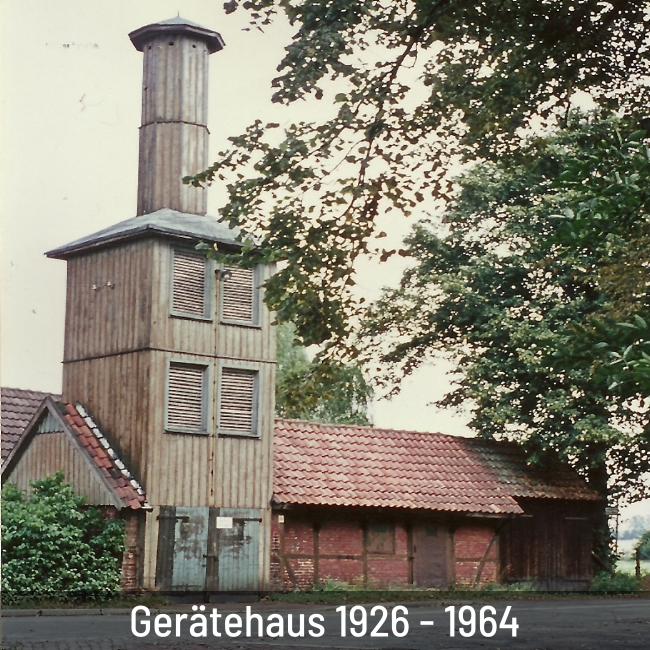 Feuerwehrgerätehaus am frühen Morgen