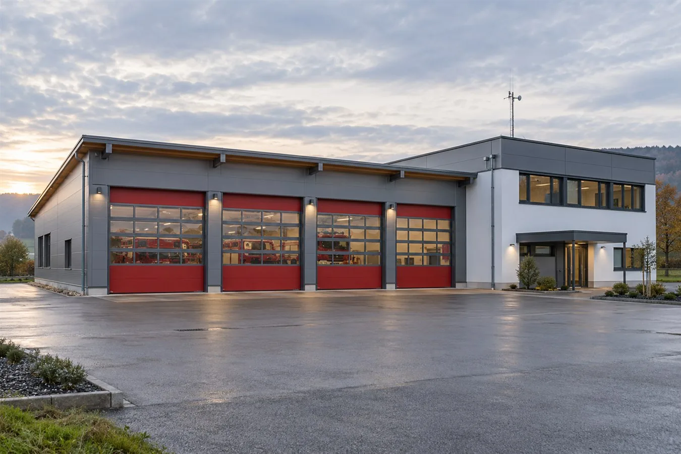 Feuerwehrgerätehaus am frühen Morgen