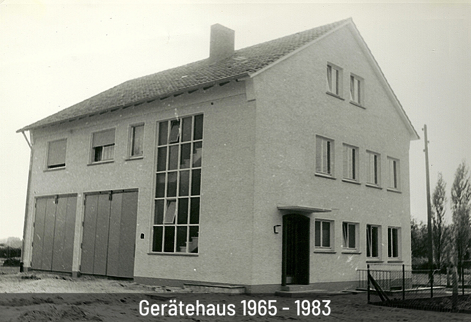 Geordnete Feuerwehrschutzkleidung und Helme