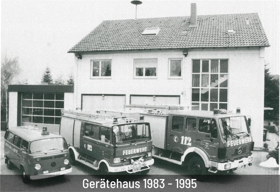 Löschfahrzeug mit geöffneten Geräteräumen