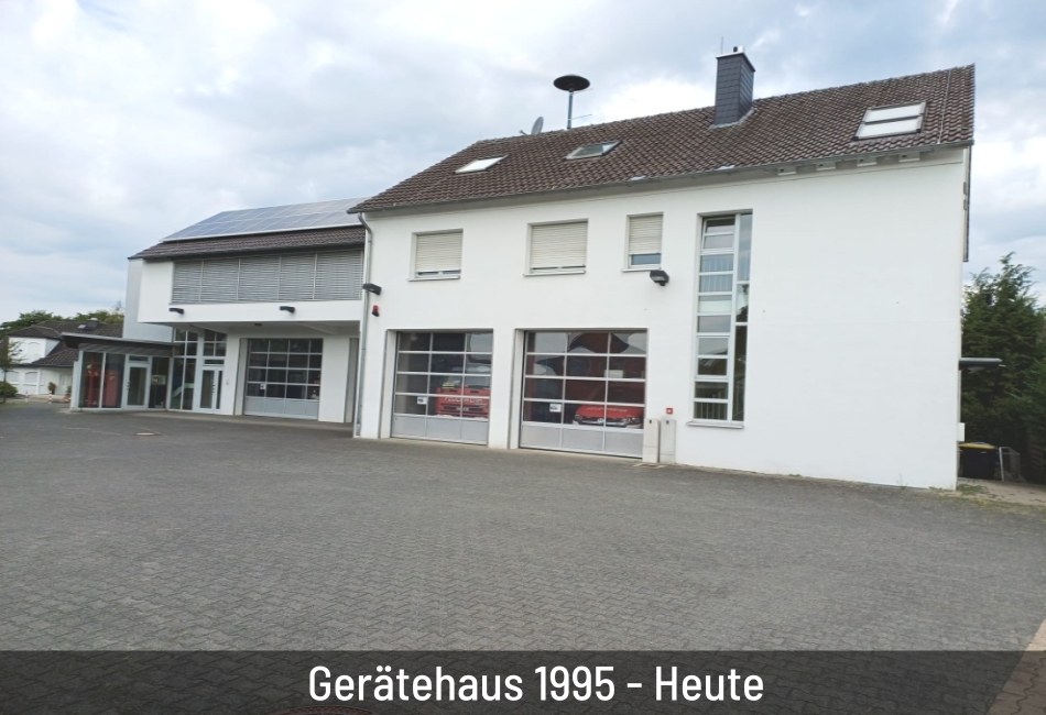 Blaulicht an einem Löschfahrzeug bei Dämmerung